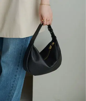 새상품급 gemeil russet 하프문 백 블랙 천연 가죽 정가 2.6