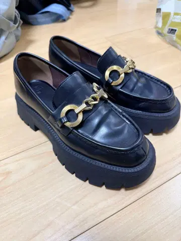 ZARA 블랙 통굽 로퍼 골드 컬러 체인