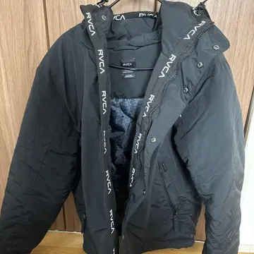 RVCA 후드 부착 블랙 다운 자켓