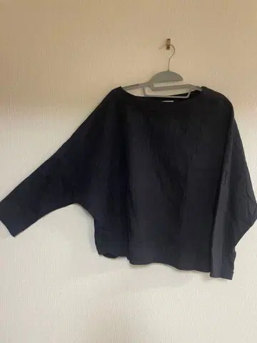 BEARDSLEY 이컷 패턴 자카드 돌먼 풀오버 블라우스