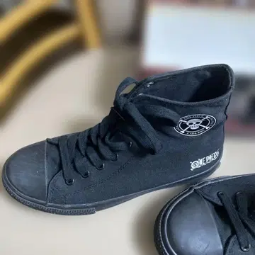 원피스 블랙 스니커즈 24cm N11-25