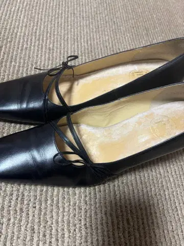 블랙 스트랩 포함 펌프스 천연 가죽