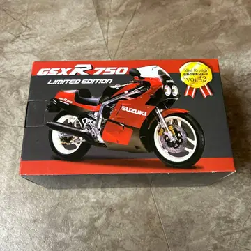 GSX-R750 한정판 1/12 스케일 모델