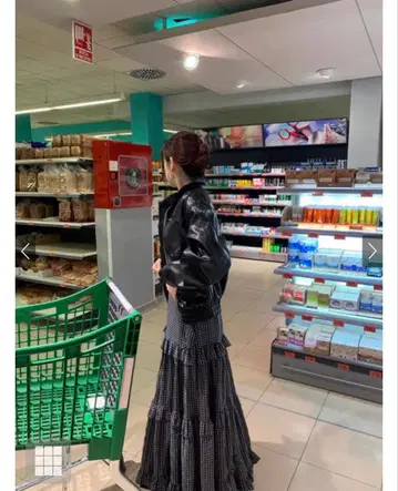 체크 무늬 티어드 플레어 스커트