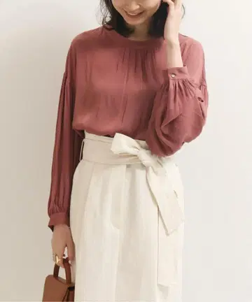 메모리 라이트 새틴 미들 슬리브 개더 블라우스 Noble 노블