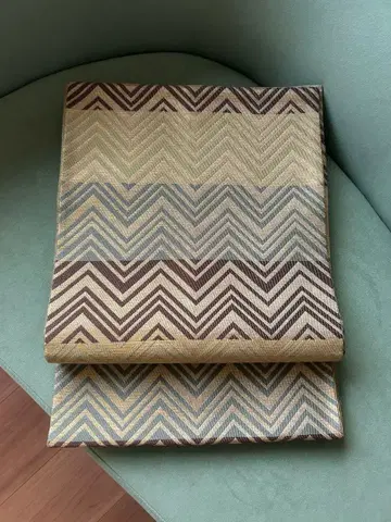 모던한 지그재그 무늬의 후쿠로 오비