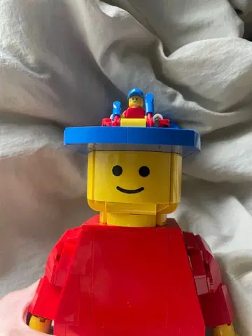 커다란 레고 인형 빨간색 파랑