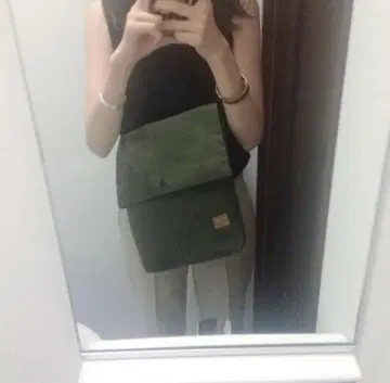 올리브 그린 플랩 숄더백