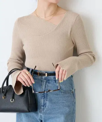 콜라주 리브 베이지 니트 긴팔