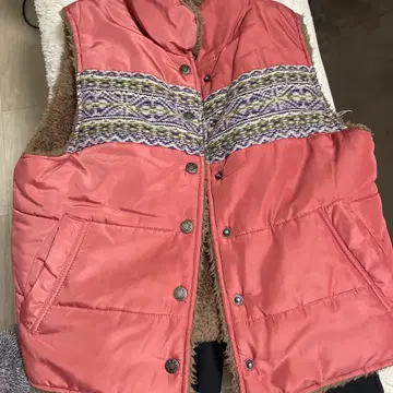 핑크 다운 베스트 지퍼 포켓 부착, 속기모 블랙 청바지