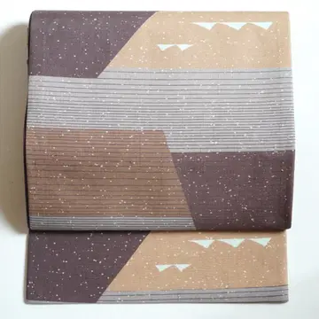 세련된  코디에 기하학 패턴의  캐주얼 오비