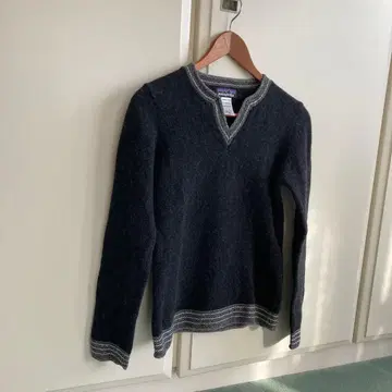 Patagonia 다크 그레이 V넥 스웨터