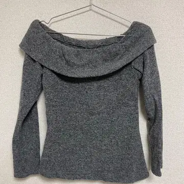 agnes b. 그레이 오프숄더 니트