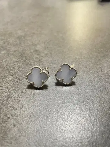 클로버 모티브 귀걸이 칼세도니