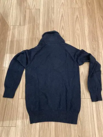 다크 네이비 하이넥 스웨터
