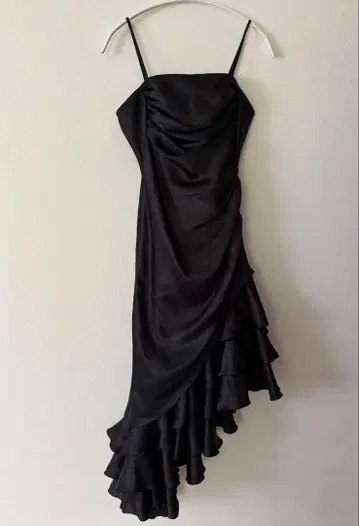 비대칭 프릴 드레스