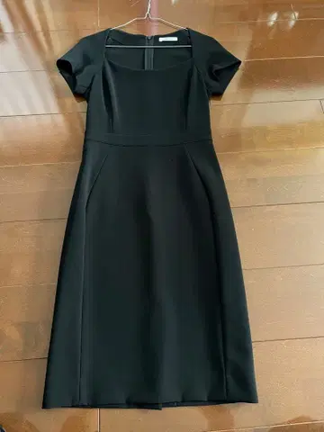 다이앤 블랙 반팔 무릎 기장 원피스