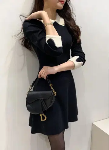 카라 부착 블랙 니트 원피스