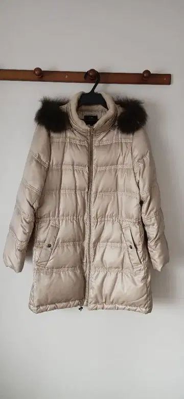 23구 46 베이지 후드 부착 다운 자켓
