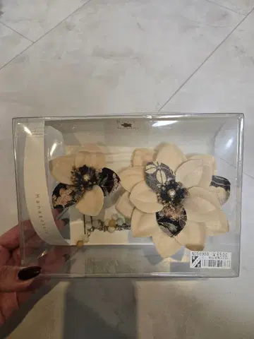 아이보리와 블랙 꽃무늬 머리 장식 꽃마음