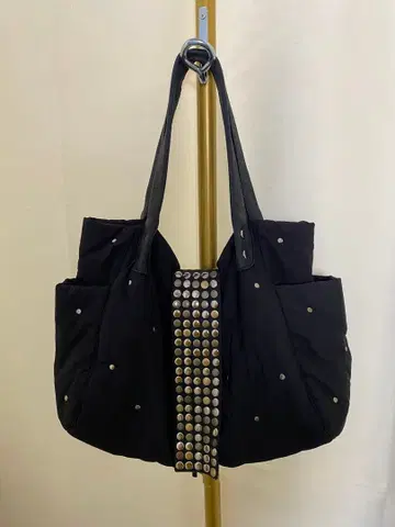 TRES 숄더백 블랙 스터드 나일론