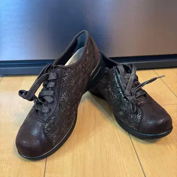 미사용 새상품 경량 꽃무늬 신발 24.5 EEEE