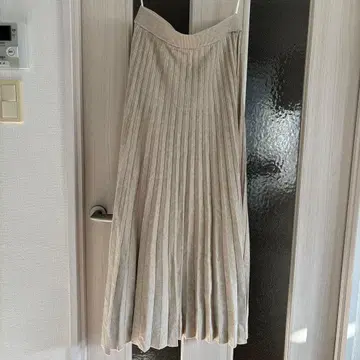 베이지 플리츠 롱 스커트 미라 오웬