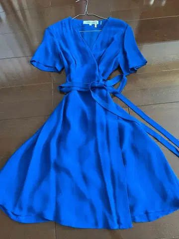 다이앤 파란색 반팔 랩 원피스