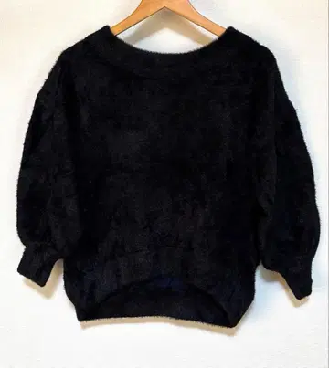 푹신푹신 블랙 니트 스웨터 볼륨 슬리브