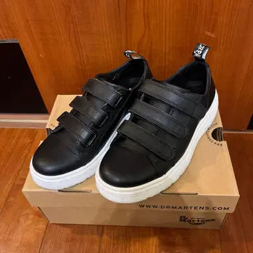 Dr. Martens 블랙 스니커즈