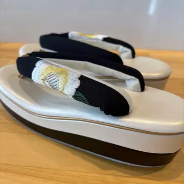 꽃 자수 통굽 조리 화이트 블랙