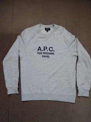 A.P.C. 자수 로고 맨투맨