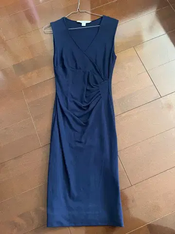 다이앤 네이비 슬리브리스 원피스