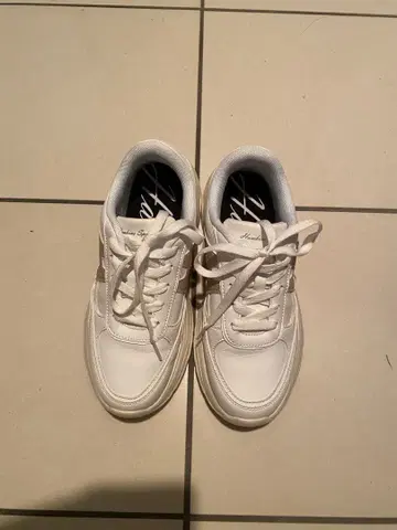 화이트 스니커즈 캐주얼