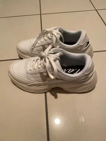 화이트 스니커즈 캐주얼