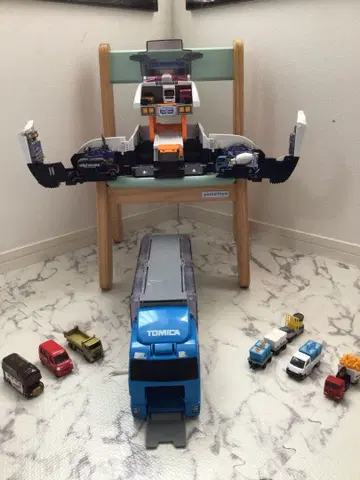 덤 포함 토미카 트레일러와 미니카 세트