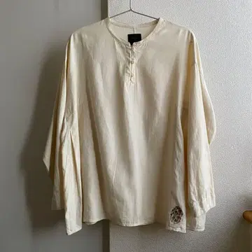 늑대와 올빼미 조용한 밤의 여백과 아이보리