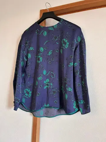 자유구 플라워 프린트 블라우스