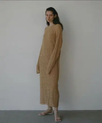 레이스 패턴 니트 원피스 베이지 편직 무늬 긴팔 니트 원피스