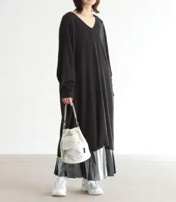 n'Or [ 캐시미어 터치 V넥 니트 원피스 ] 색상: 블랙