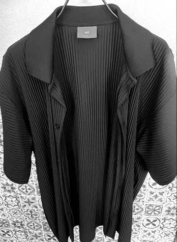 H&M 블랙 플리츠 반팔 셔츠