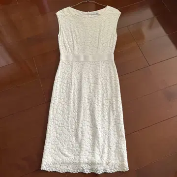 다이앤 화이트 레이스 슬리브리스 원피스