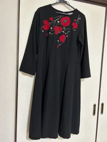 블랙 꽃무늬 자수 A라인 원피스