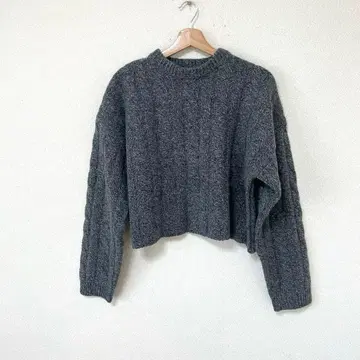 미라 오웬 크루넥 케이블 단장 니트 그레이 울 100%