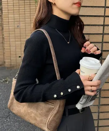 블랙 터틀넥 니트