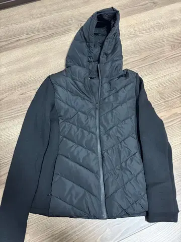 ZARA 블랙 다운 자켓 M 사이즈