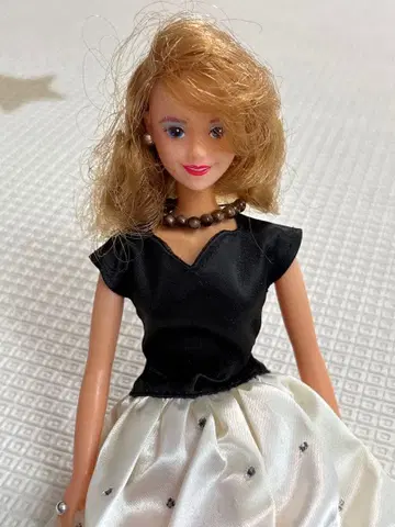 제니 프렌즈 금발 블랙 드레스