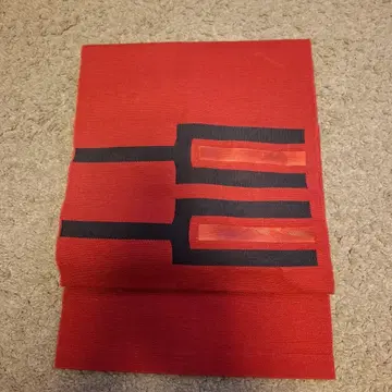 빨간색과 검은색의 기하학 패턴 오비