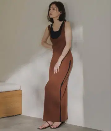 anuans 레이어드 바이 컬러 니트 원피스 슬리브리스 브라운