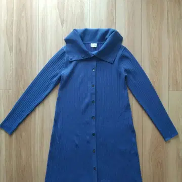 파랑색 버튼 달린 긴팔 니트 원피스